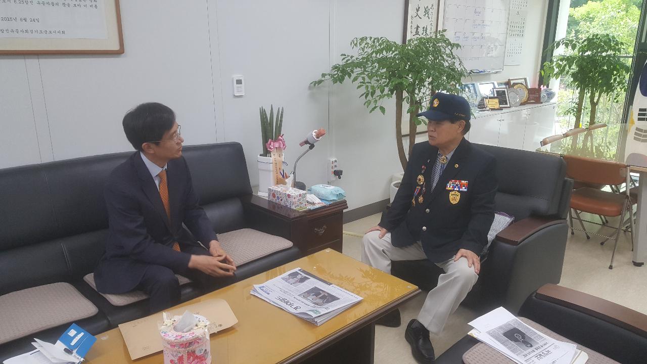 원명희 사장과 대한민국 6.25참전유공자회 군포시지회(회장 정태화) 의논하는 장면